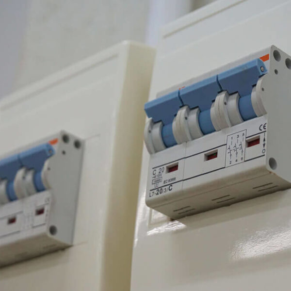 trojfazovy-prudovy-chranic-zapojenie-bratislava-i-elektrikar Trojfázový prúdový chránič zapojenie Bratislava I-Elektrikár